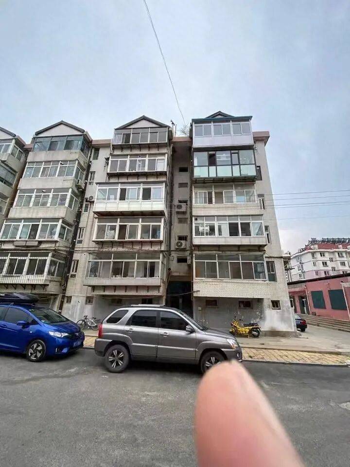 山东一对夫妻花50万买法拍房，发现土地使用权证是假的，5年来无法过户，法院已移送警方侦查